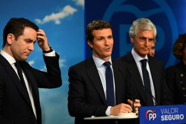 Pablo Casado (centro) comparece tras conocerse los malos resultados del Partido Popular en las elecciones generales españolas. AFP